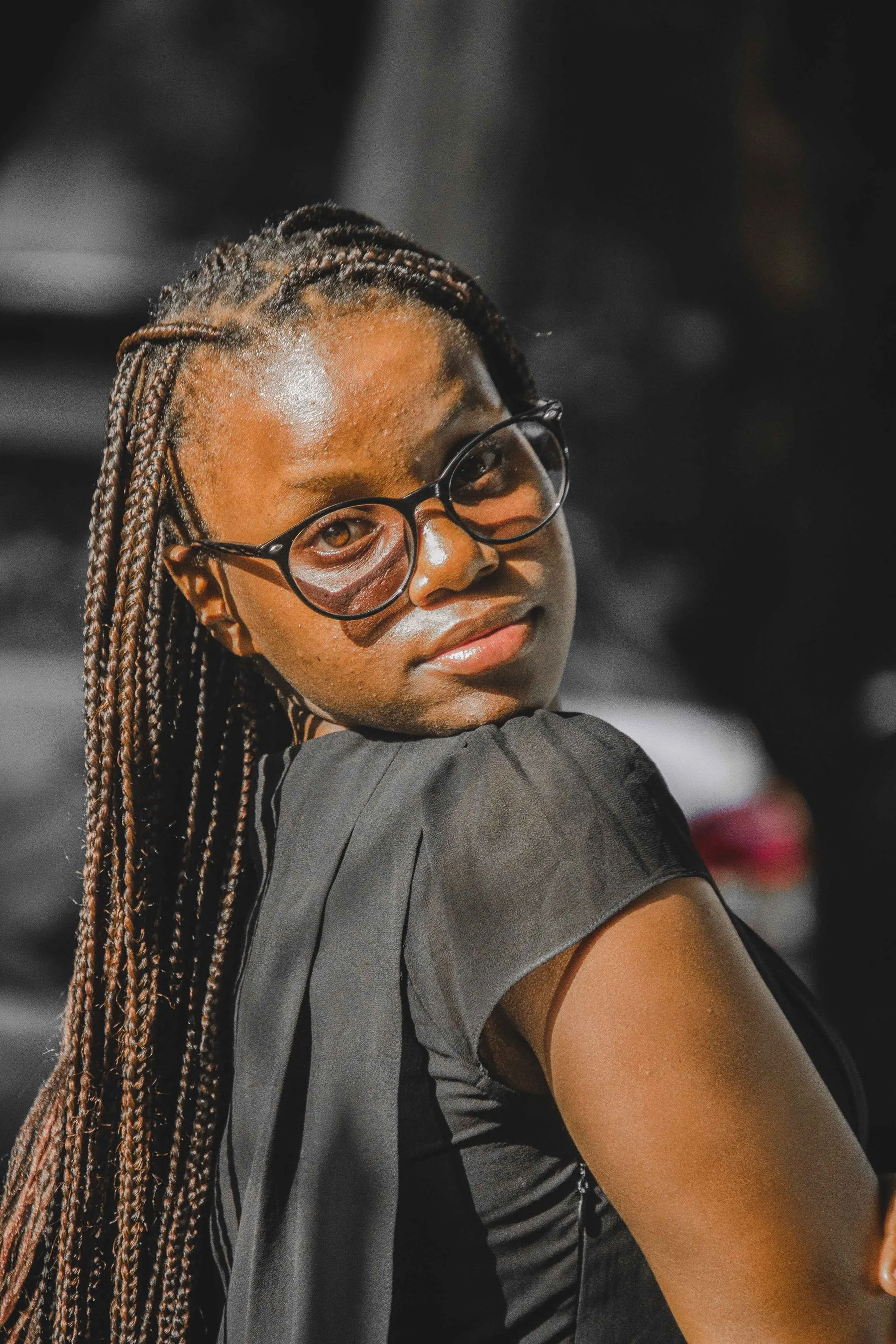 Young woman with knotless braids